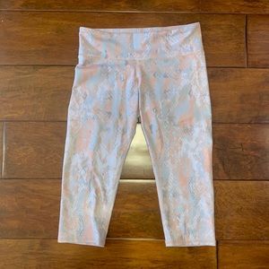 Wore twice. ALO leggings, extra small. Cropped.